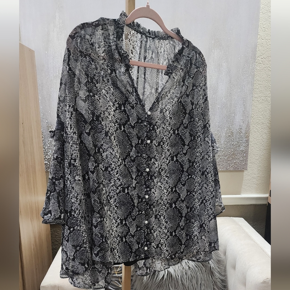 NEW!!! Womens Blouse With Bell Sleeves And Pearl Buttons,Sz 1X - Picture 4 of 10